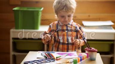 儿童创造力教育理念，儿童学习艺术。 学龄前儿童在日托中心用五颜六色的